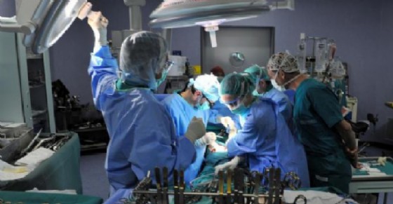 Bimbo di un anno circonciso in casa: è grave in ospedale Bimbo di un anno circonciso in casa: è grave in ospedale