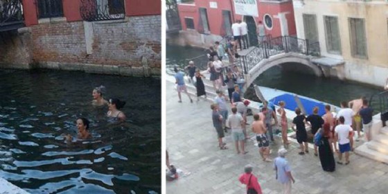 Turisti fanno il bagno in un canale di Venezia (© Venezia NON è Disneyland) Turisti fanno il bagno in un canale di Venezia (© Venezia NON è Disneyland)