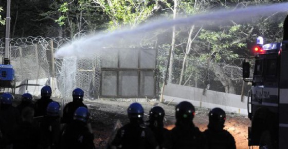 No Tav, bombe carta e sassi contro il cantiere di Chiomonte
