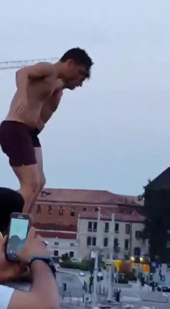 La Giunta comunale di Venezia ha approvato una delibera che sancisce l'aumento delle sanzioni per le violazioni al decoro della città (© ANSA) La Giunta comunale di Venezia ha approvato una delibera che sancisce l'aumento delle sanzioni per le violazioni al decoro della città (© ANSA)