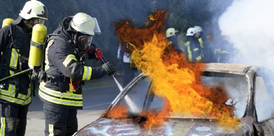 I vigili del fuoco al lavoro per spegnere le fiamme