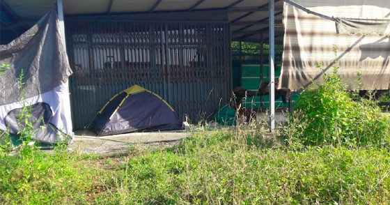 Migranti accampati davanti al cimitero da mesi: nessuno interviene