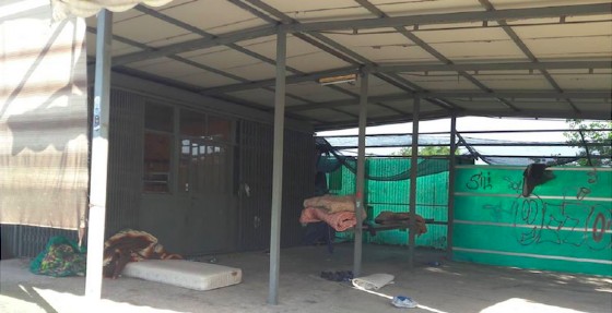 Migranti accampati davanti al cimitero da mesi: nessuno interviene