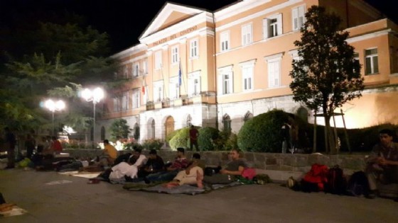 Migranti: 70 profughi dormono davanti alla Prefettura di Gorizia (© ANSA) Migranti: 70 profughi dormono davanti alla Prefettura di Gorizia (© ANSA)