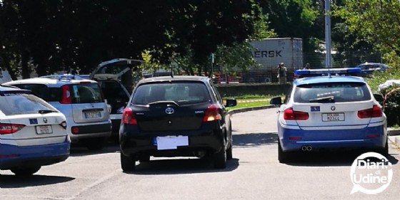 Udine: cadavere della fidanzata in auto, 35enne si consegna alla polizia Udine: cadavere della fidanzata in auto, 35enne si consegna alla polizia