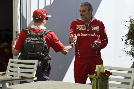 Il team principal Maurizio Arrivabene stringe la mano a Kimi Raikkonen