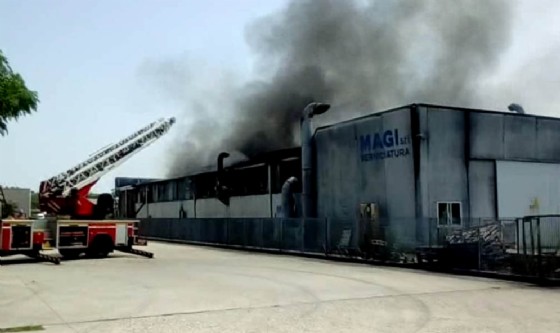 Incendio a Buttrio: brucia un'azienda di vernici