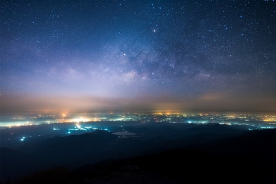Ronco Canavese, escursione sotto le stelle tra le borgate (© Chanwit Ohm - shutterstock.com) Ronco Canavese, escursione sotto le stelle tra le borgate (© Chanwit Ohm - shutterstock.com)