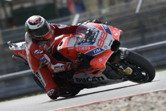Jorge Lorenzo in pista a Brno con la nuova carena
