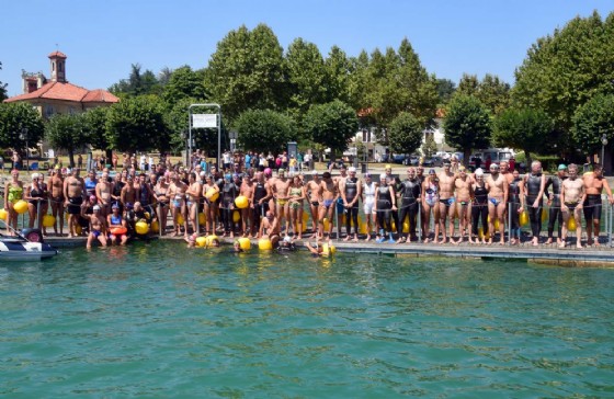 Il gruppo prima di attraversare il lago
