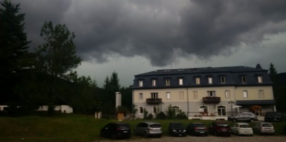 Maltempo: grandine, alberi caduti e temperature che arrivano a 16 gradi