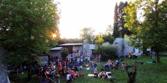 FestInVal a Tramonti di Sotto: Tamar sotto le stelle, canti e danze attorno al fuoco nel borgo abbandonato (© FESTinVAL) FestInVal a Tramonti di Sotto: Tamar sotto le stelle, canti e danze attorno al fuoco nel borgo abbandonato (© FESTinVAL)