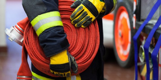 Un vigile de fuoco con tubo antincendio (© Adobe Stock - MABO) Un vigile de fuoco con tubo antincendio (© Adobe Stock - MABO)