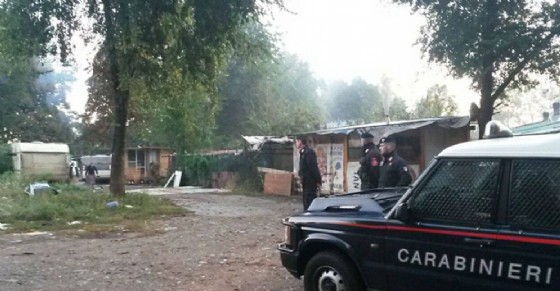 Controllo nel campo nomadi di corso Tazzoli (© Carabinieri) Controllo nel campo nomadi di corso Tazzoli (© Carabinieri)