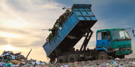 Un autoarticolato mentre scarica i rifiuti (© Shutterstock.com) Un autoarticolato mentre scarica i rifiuti (© Shutterstock.com)