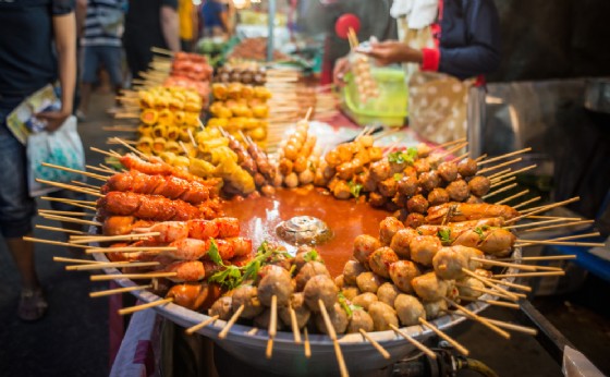 Al ristorante Angelo Ferragosto con lo streetfood (© Room98 - shutterstock.com) Al ristorante Angelo Ferragosto con lo streetfood (© Room98 - shutterstock.com)