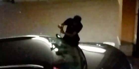 Distrugge l'auto di uno sconosciuto senza ragione: denunciato