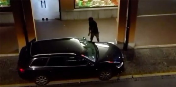 Distrugge l'auto di uno sconosciuto senza ragione: denunciato