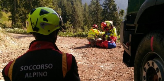 Il Soccorso Alpino è intervenuto per un infortunio a Tramonti di Sopra (© Corpo Nazionale Soccorso Alpino e Speleologico) Il Soccorso Alpino è intervenuto per un infortunio a Tramonti di Sopra (© Corpo Nazionale Soccorso Alpino e Speleologico)