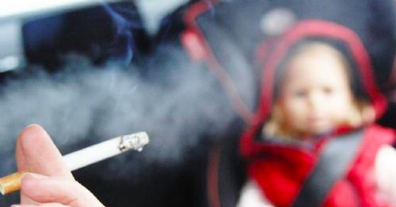 La legge vieta il fumo sulle vetture alla presenza di minorenni o donne incinte
