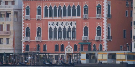 Degrado a Venezia: uomo urina sul muro dell'hotel Danieli
