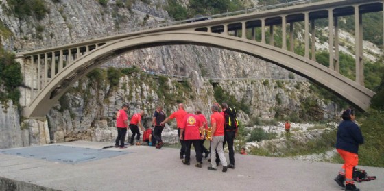 Soccorso un ragazzo caduto lungo il Torrente Cellina (© Corpo Nazionale Soccorso Alpino e Speleologico) Soccorso un ragazzo caduto lungo il Torrente Cellina (© Corpo Nazionale Soccorso Alpino e Speleologico)