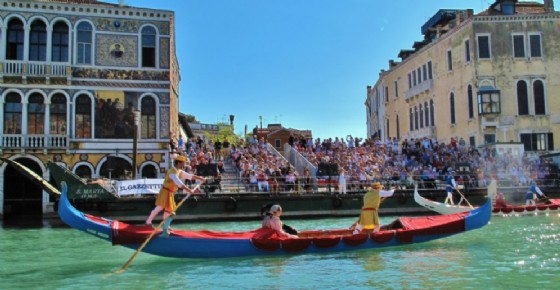 Venezia, la Regata Storica si vede dal Canal Grande