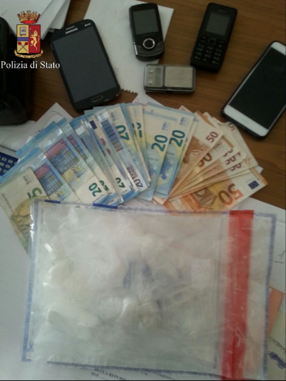 Soldi, telefoni e droga sequestrati