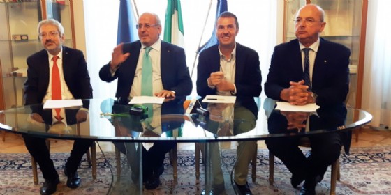 Migranti: i sindaci dei 4 capoluoghi firmano un documento per Minniti (© ANSA) Migranti: i sindaci dei 4 capoluoghi firmano un documento per Minniti (© ANSA)