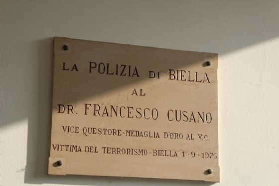 La targa dedicata a Cusano, all'interno della Questura