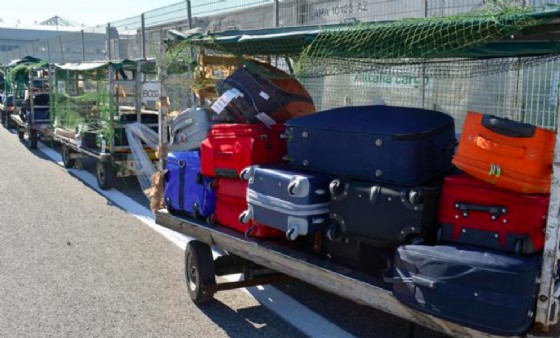 L'uomo frugava tra i bagagli a mano dei passeggeri