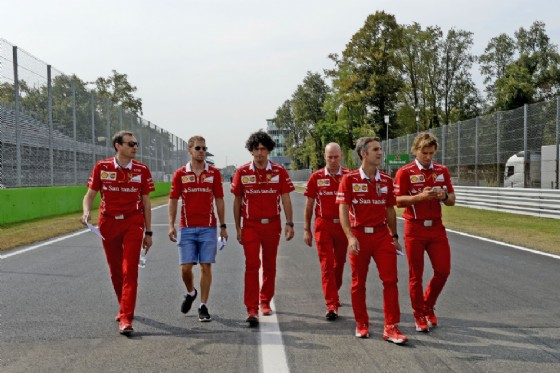 Vettel passeggia con il suo team per il circuito brianzolo