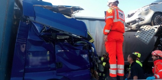 Incidente tra 3 mezzi pesanti: traffico bloccato in A4