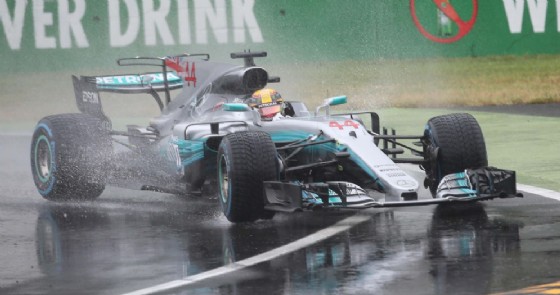 Lewis Hamilton conduce la sua Mercedes alla pole sulla pista bagnata di Monza