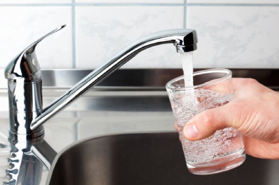 Trovata plastica nell'acqua potabile di tutto il mondo: è allarme sulla contaminazione Trovata plastica nell'acqua potabile di tutto il mondo: è allarme sulla contaminazione