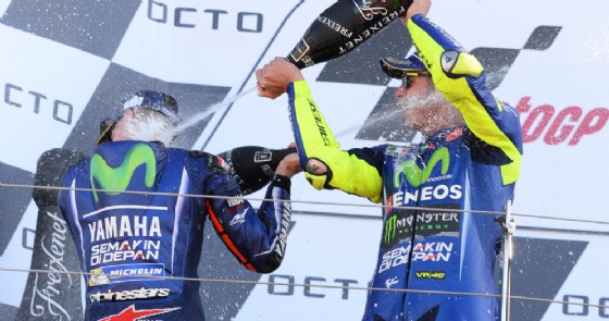 I due piloti Yamaha Valentino Rossi e Maverick Vinales insieme sul podio