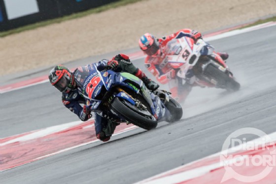 Maverick Vinales davanti a Danilo Petrucci