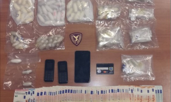 Sul treno Vienna-Milano con 134 ovuli di eroina e cocaina (© Polizia) Sul treno Vienna-Milano con 134 ovuli di eroina e cocaina (© Polizia)