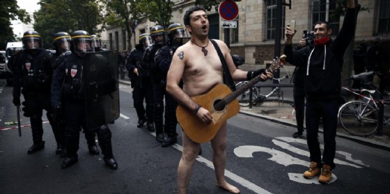 Un'immagine delle proteste contro la riforma del lavoro di Macron