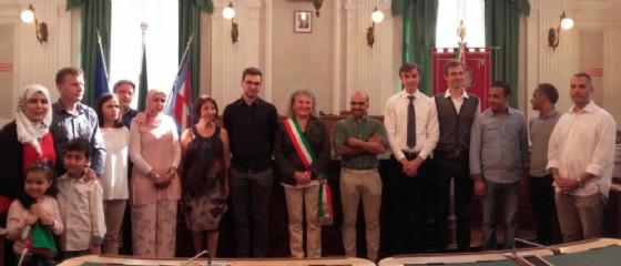 Fulvia Zago con i nuovi cittadini italiani (© Diario di Biella) Fulvia Zago con i nuovi cittadini italiani (© Diario di Biella)