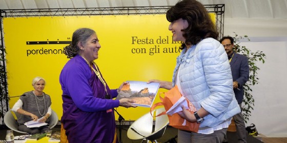 Mariagrazia Santoro (Assessore regionale Infrastrutture e Territorio) consegna il premio Dolomiti Unesco a Vandana Shiva (Scienziata ed economista indiana) a pordenonelegge (© Foto Gigi Cozzarin) Mariagrazia Santoro (Assessore regionale Infrastrutture e Territorio) consegna il premio Dolomiti Unesco a Vandana Shiva (Scienziata ed economista indiana) a pordenonelegge (© Foto Gigi Cozzarin)
