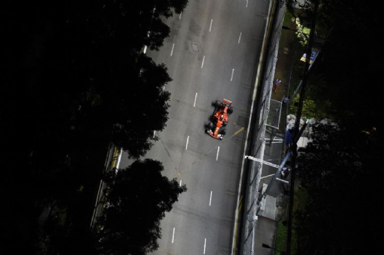 Vettel in azione sulla pista di Marina Bay