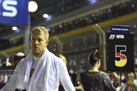 Sebastian Vettel sulla griglia di partenza di Singapore