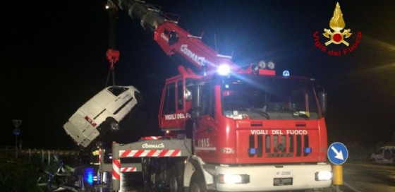 Resta in bilico tra tra l'argine e il fiume Bacchiglione: salvato dai pompieri