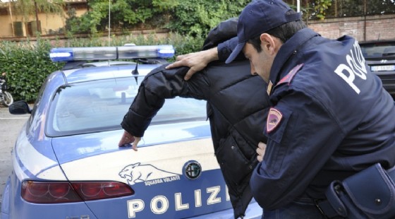 L'uomo è stato fermato dagli agenti della Squadra Volante