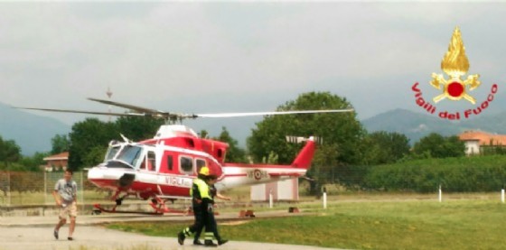 Elicottero nella caserma del comando provinciale dei vigili del fuoco