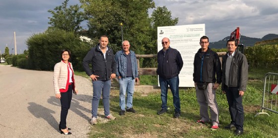 Sara Vito (Assessore regionale Ambiente ed Energia) durante il sopralluogo in un cantiere per la messa in sicurezza di un corso d'acqua
