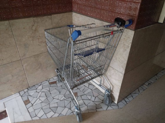 Carrelli abbandonati nel condominio