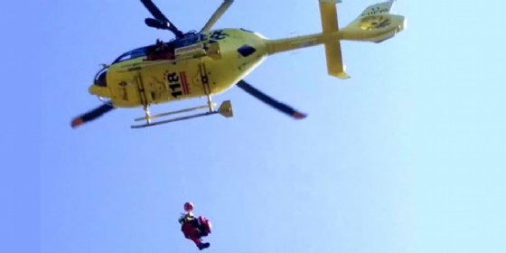 Travolto da una pianta che stava tagliando, soccorso boscaiolo