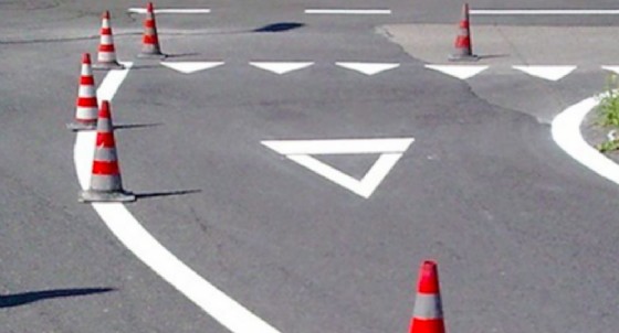 Lavori sulla segnaletica orizzontale (© Diario di Trieste) Lavori sulla segnaletica orizzontale (© Diario di Trieste)
